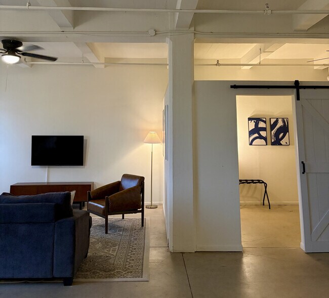 Building Photo - 823 N 2nd St