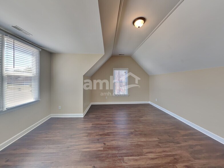 Building Photo - 2885 Runnymeade Dr