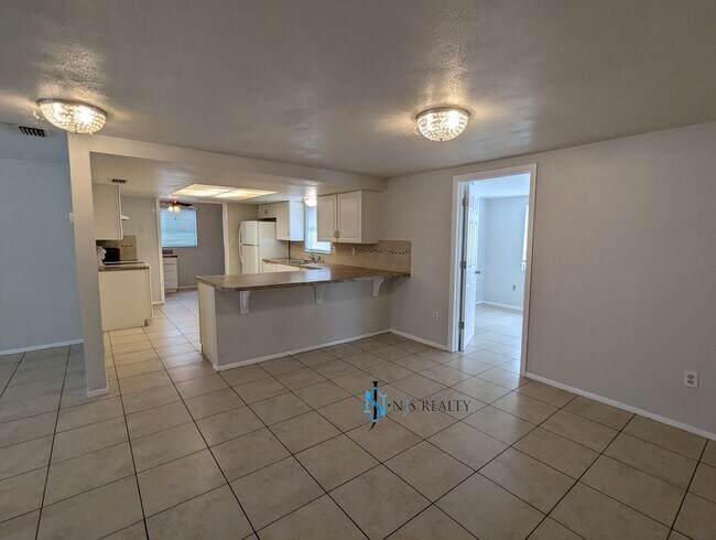 Building Photo - Fresh paint throughout this 3/2/1 1400 Sq....