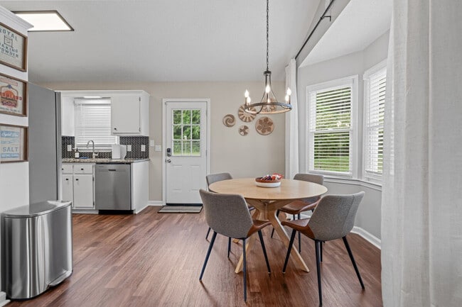 Building Photo - 13 Huntcliff Dr