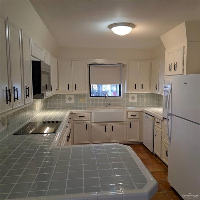 Building Photo - 15 Upas Ave