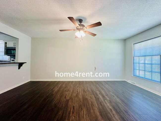 Building Photo - Updated Kitchen w/ Granite Counters, Subway Tile, SS Appliances