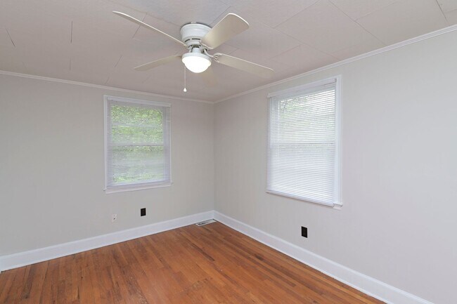 Building Photo - 2 bedroom, 1.5 bath home for rent in the h...