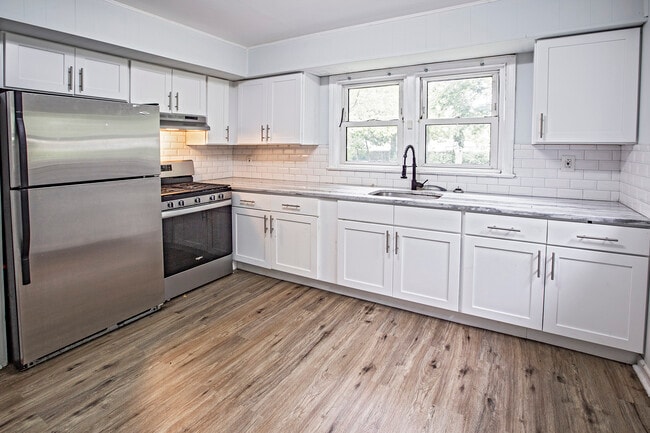 Building Photo - 16 W Linden Ave