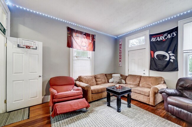 Building Photo - Clifton House For 2026-2027 With Parking Lot!