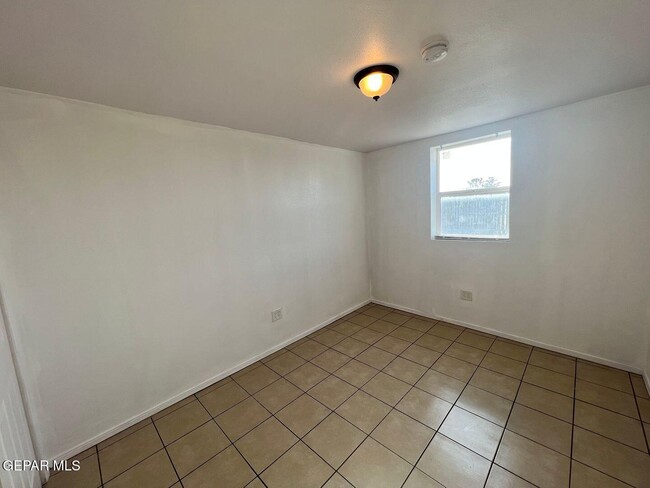 Building Photo - 14831 Allemands Ave