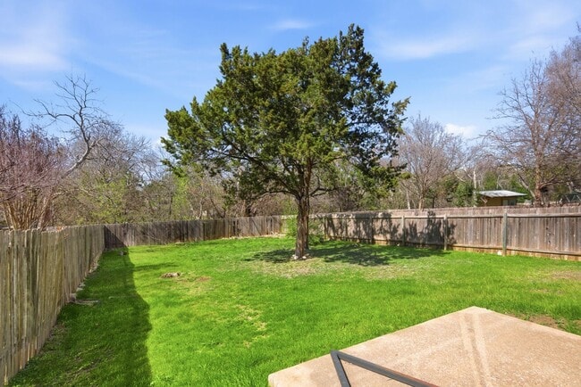 Building Photo - North Austin Three Bedroom Home
