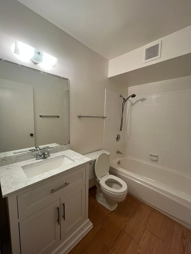 Building Photo - Spacious 4bed 2bath home available now!