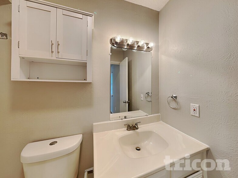 Building Photo - 7437 Sandhurst Ln E