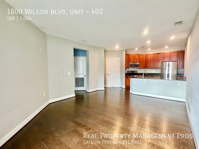 Building Photo - Walk to Rosslyn Metro! Bright and Spacious...