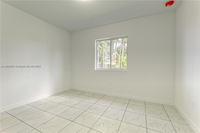 Building Photo - 14885 NE 7th Ave