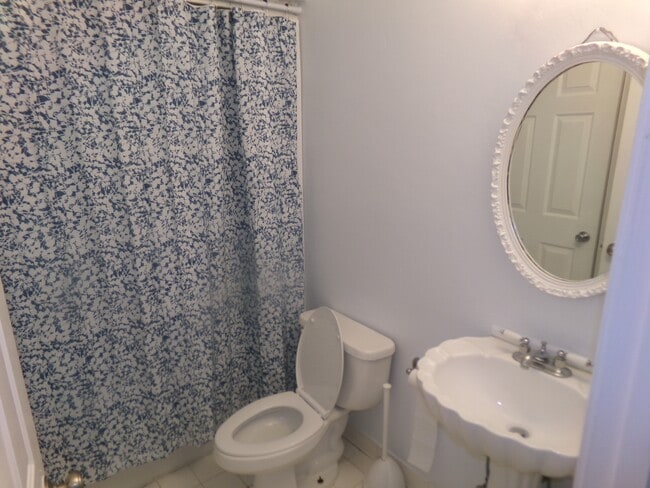 Building Photo - 406 75th Ave N