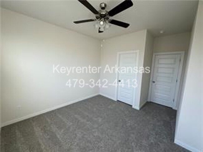 Building Photo - Amazing 3 Bedroom - 3.5 Bathroom in Fayetteville!