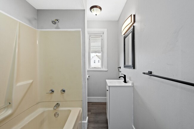 Building Photo - Cozy 2 bedroom home in Myer Park available...