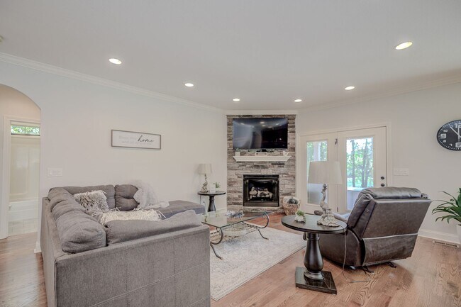 Building Photo - Fully Furnished, Short Term Rental, 1 Mont...