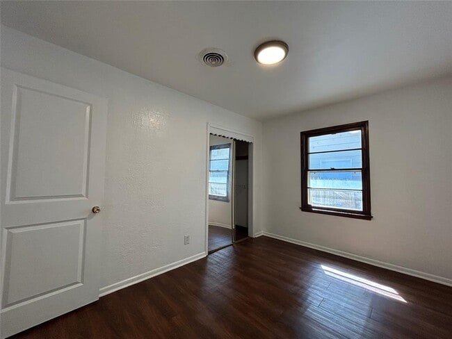 Building Photo - 3208 N Warren Ave