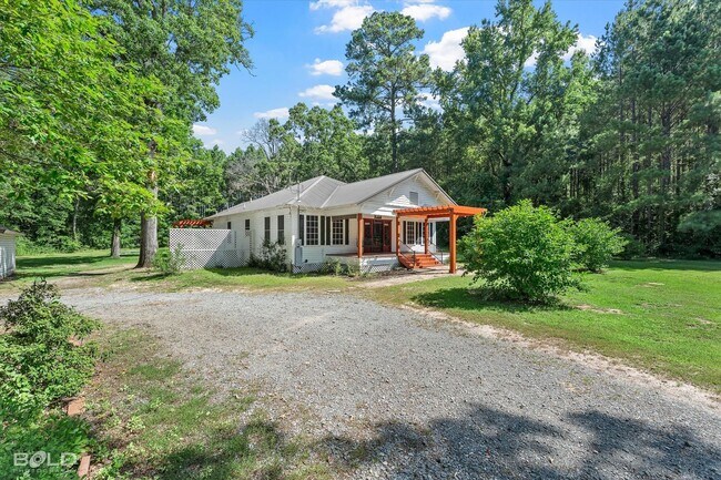Building Photo - 3 Bedroom 2 Bathroom Home in Plain Dealing