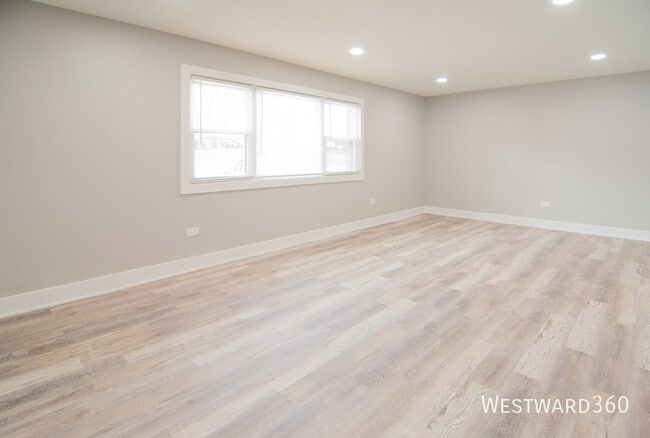 Building Photo - 6141 N Hermitage Ave