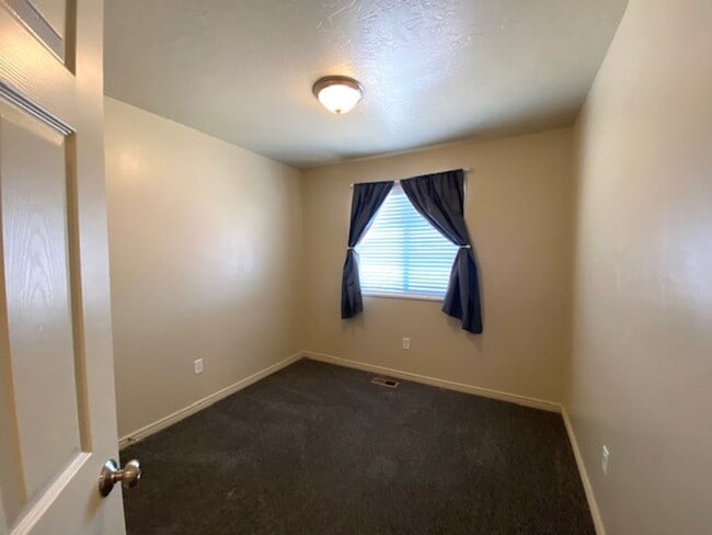 Building Photo - LARGE TOWNHOME AVAILABLE FOR RENT!