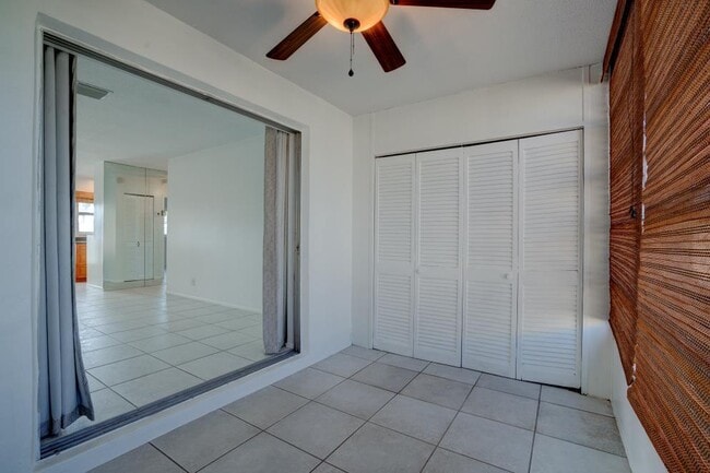 Building Photo - 2111 NE 1st Ct