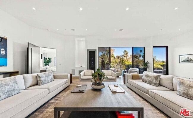 Building Photo - 727 N Beverly Glen Blvd