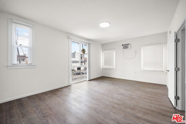 Building Photo - 926 S Mariposa Ave