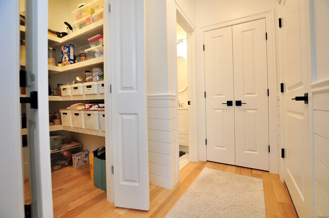 Building Photo - 5 Oakwood Cir