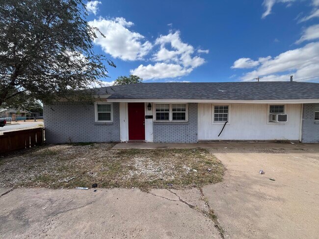Primary Photo - 2713 E 2nd St
