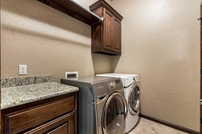 Building Photo - 542 W Chickasaw Ct Way