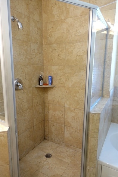 Building Photo - 2105 Lucerne Cove