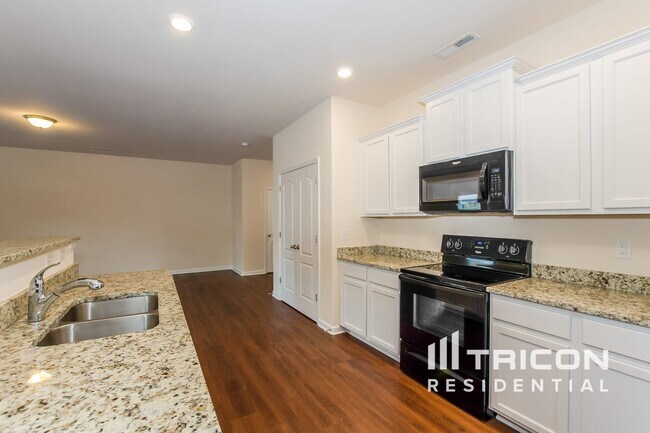 Building Photo - 1361 Waylon Ave