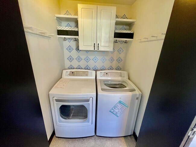 Building Photo - ** HALF MONTH'S FREE RENT **Modern 3bd/2.5...