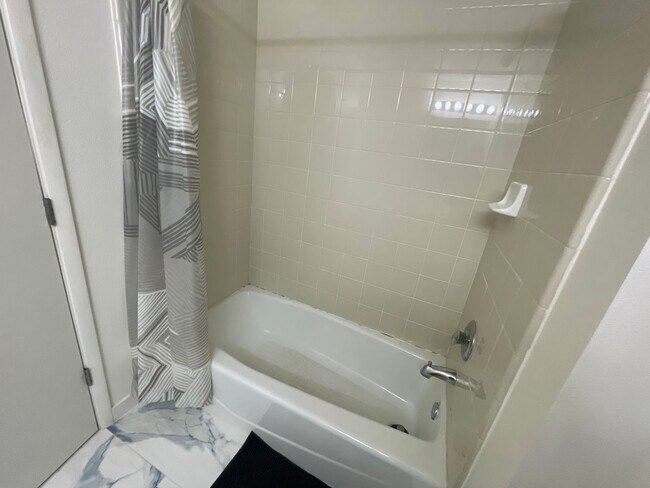 Building Photo - Spacious 3 bedroom / 2.5 Bath Apartment in...