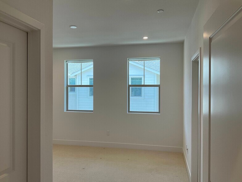 Building Photo - 2753 Oak Rd