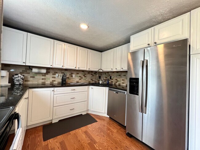 Building Photo - Private Pool, Firepit, BBQ - A FUN place to RELAX. Fully furnished and fully stocked.