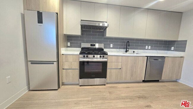 Building Photo - 1530 S Hayworth Ave