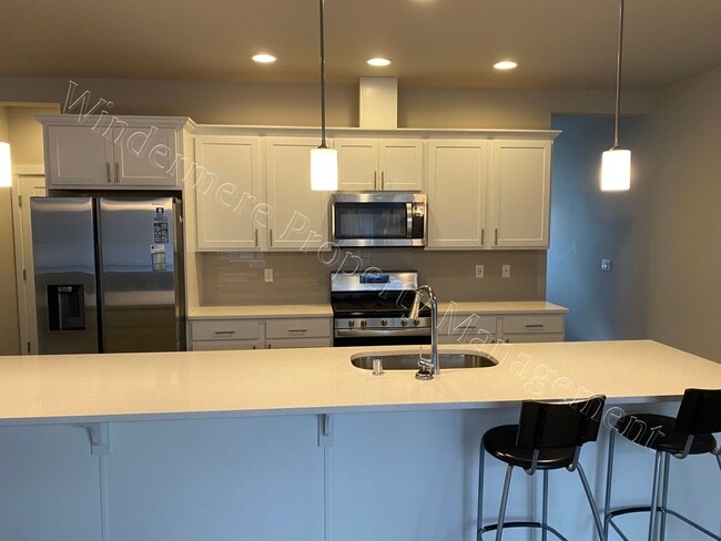 Building Photo - 3-Level Home with Garage and Primary Suite