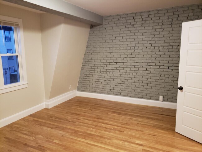 Primary Photo - 1739 Commonwealth Ave