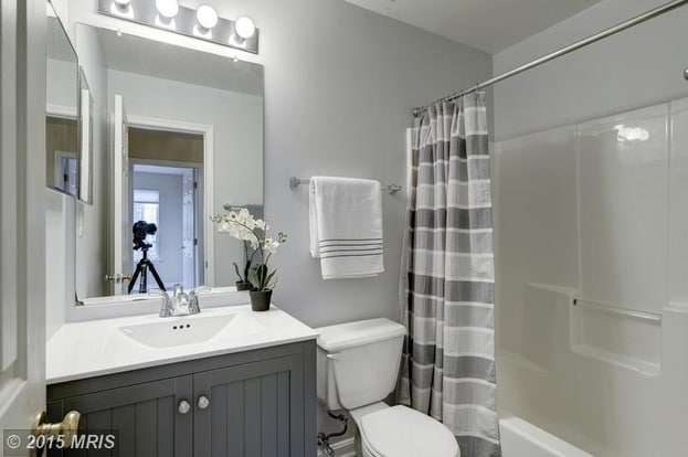 Hall bathroom - 3901 Ettrick Ct