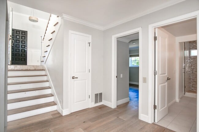 Building Photo - 7 Sandbar Dr