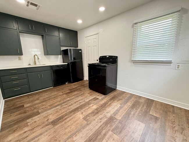 Building Photo - Cute Remodel