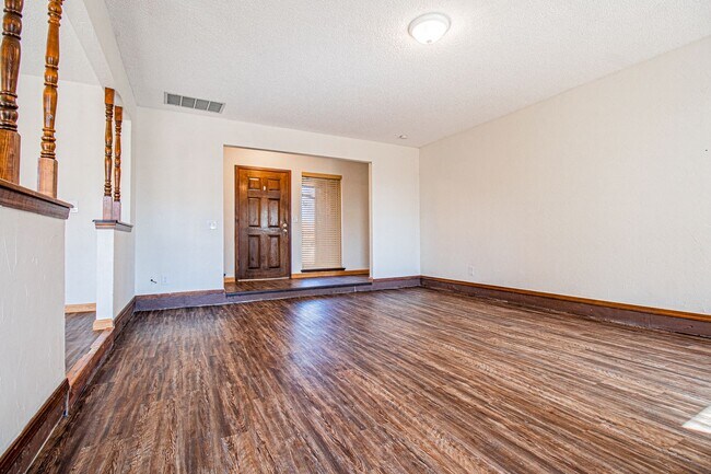 Building Photo - 3 Bed 1.5 Bath in Carl Albert School District