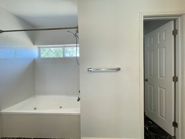 Building Photo - 3-Bedroom House on 1/2 an Acre for Rent in Killeen