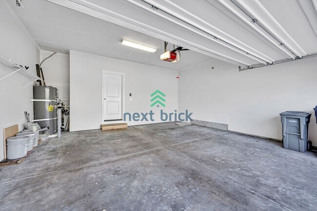 Building Photo - Spacious 5 bedrooms and 3 bathrooms Cul-de...