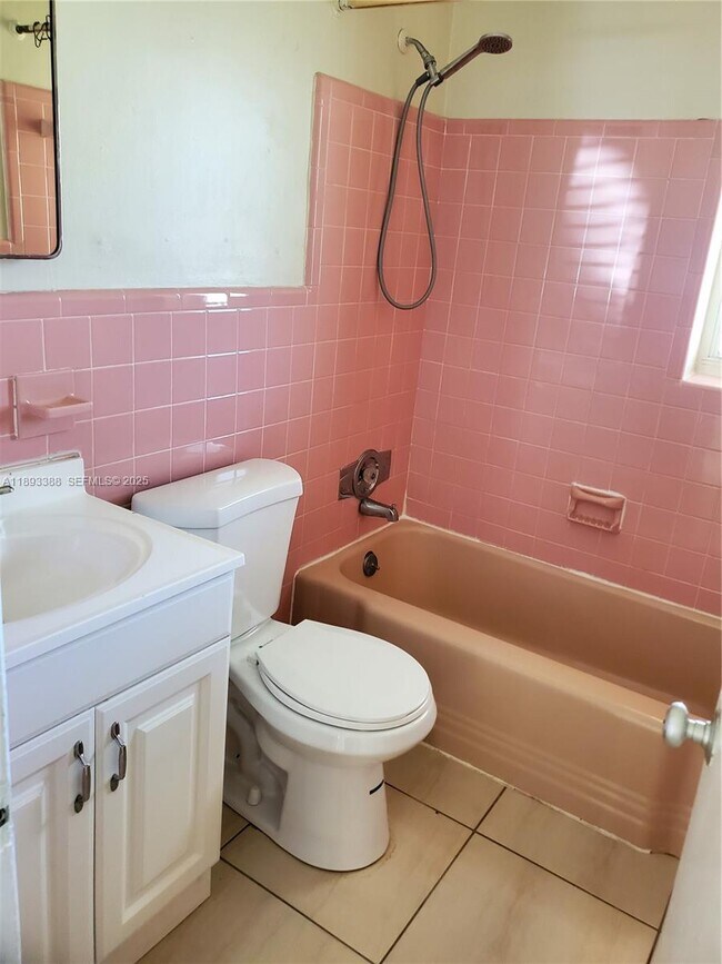 Building Photo - 1925 Scott St