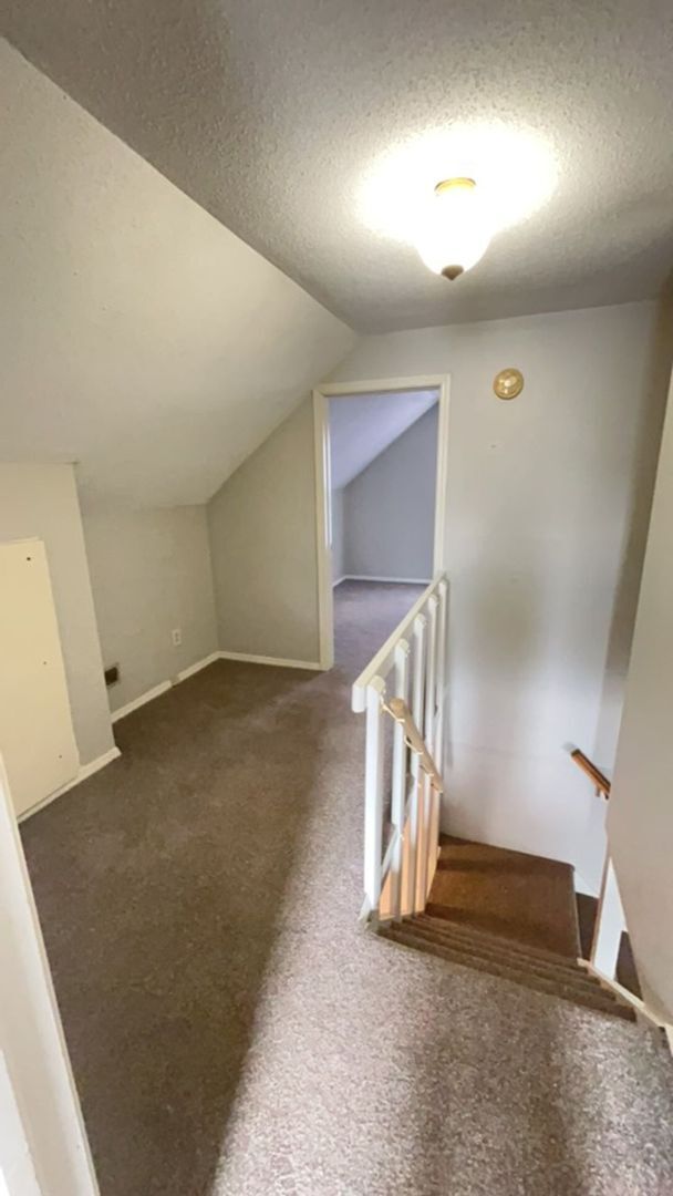 Building Photo - Close to Campus