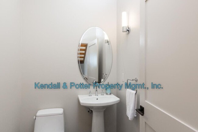 Building Photo - Sunny Paradise located in the Heart of Capitola!