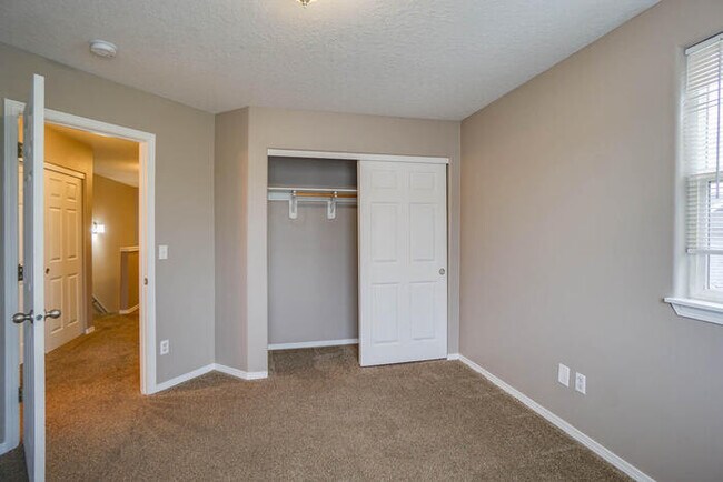 Building Photo - THREE BEDROOM TOWNHOME IN HAZEL DELL