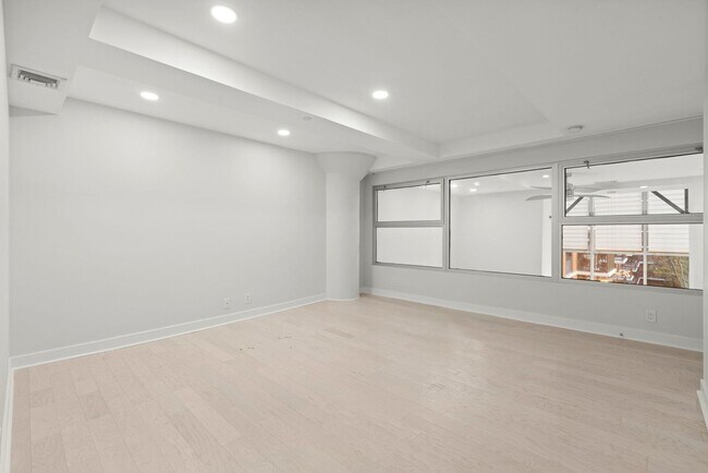 Building Photo - 689 Marin Blvd