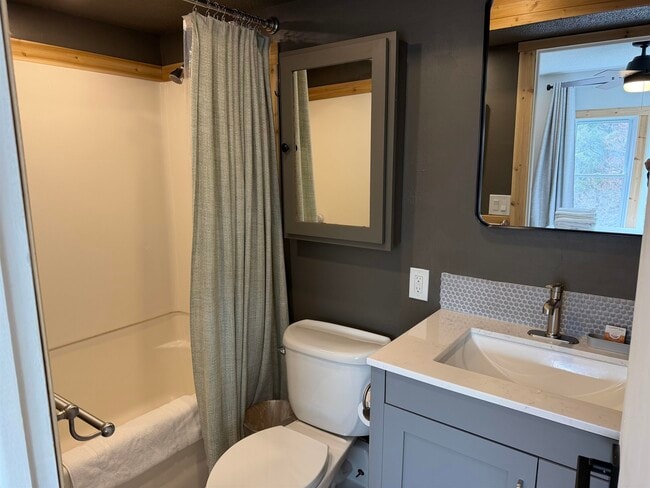 Building Photo - 220 Mountainside Dr